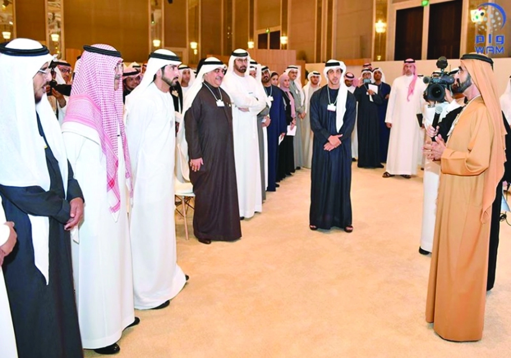 محمد بن راشد آل مكتوم خلال حضوره جانبا من خلوة العزم في أبوظبي أمس (وام)
