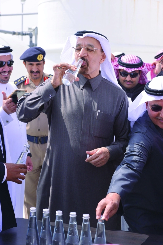 خالد الفالح مفتتحا محطة تحلية المياه أمس (واس)
