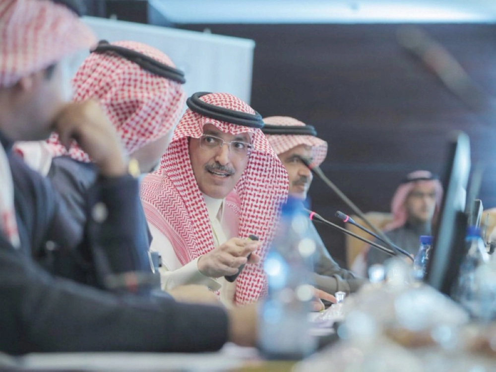 محمد الجدعان خلال لقائه أعضاء مجلس الغرف أمس (واس)