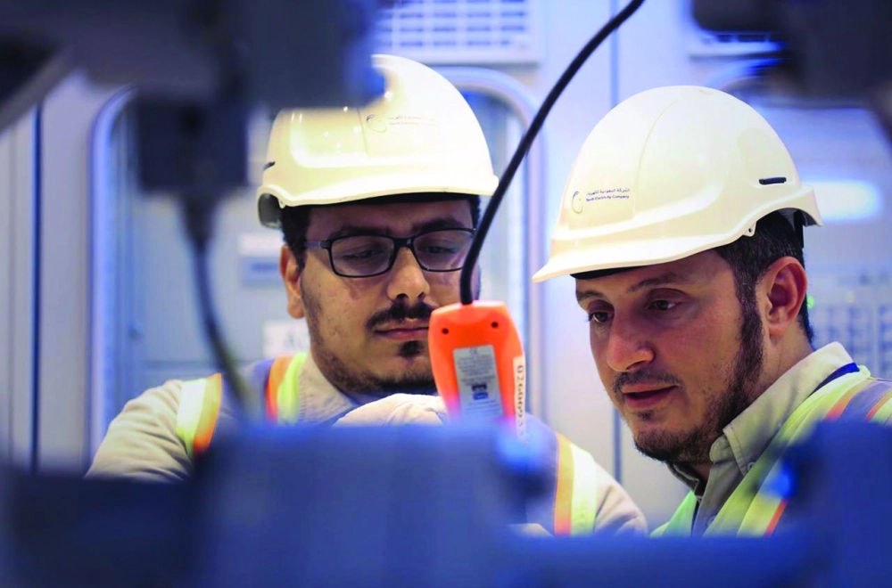 مهندسان يعملان في قطاع الطاقة                   (مكة)