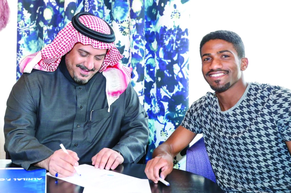 عوض يوقع مع نواف بن سعد           (إعلامي الهلال)