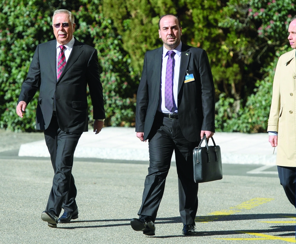 نصر الحريري في طريقه للقاء مبعوث الأمم المتحدة الخاص بسوريا في جنيف                                           (أ ب)