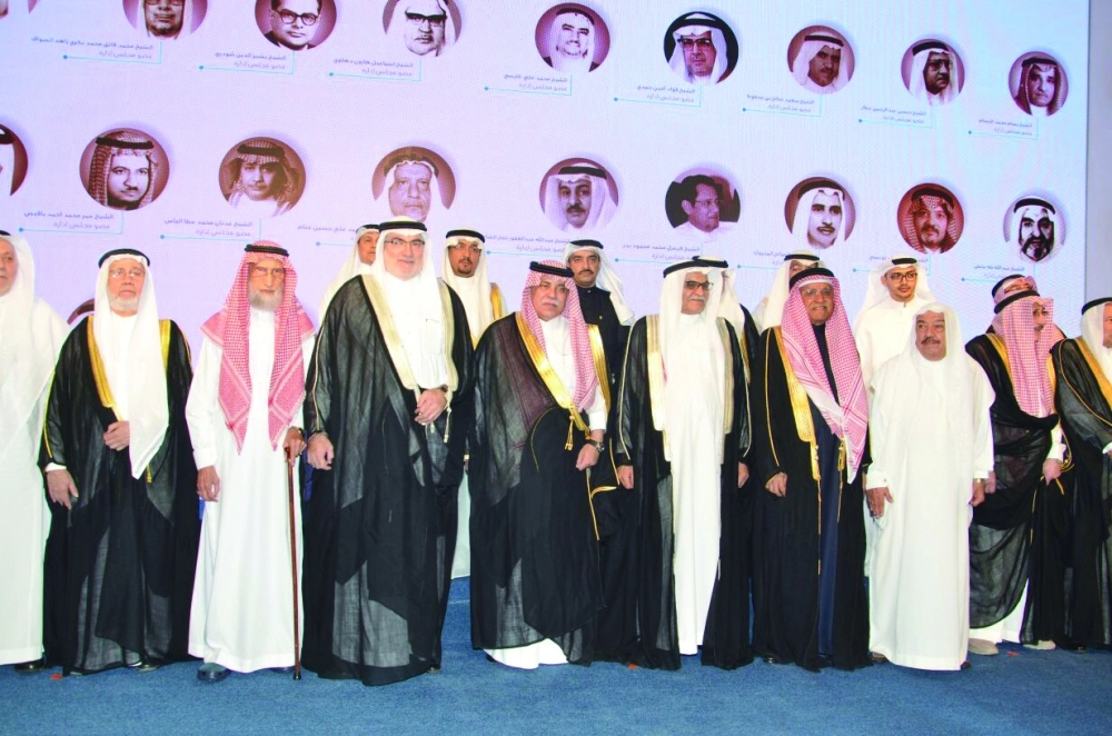 جماعية لحضور حفل الـ70 عاما أمام صور رواد الغرفة التجارية بمكة أمس                                                                                                                                  (عبدالمحسن دومان)