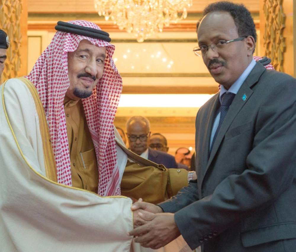 الملك سلمان مستقبلا الرئيس الصومالي في الرياض أمس (واس)