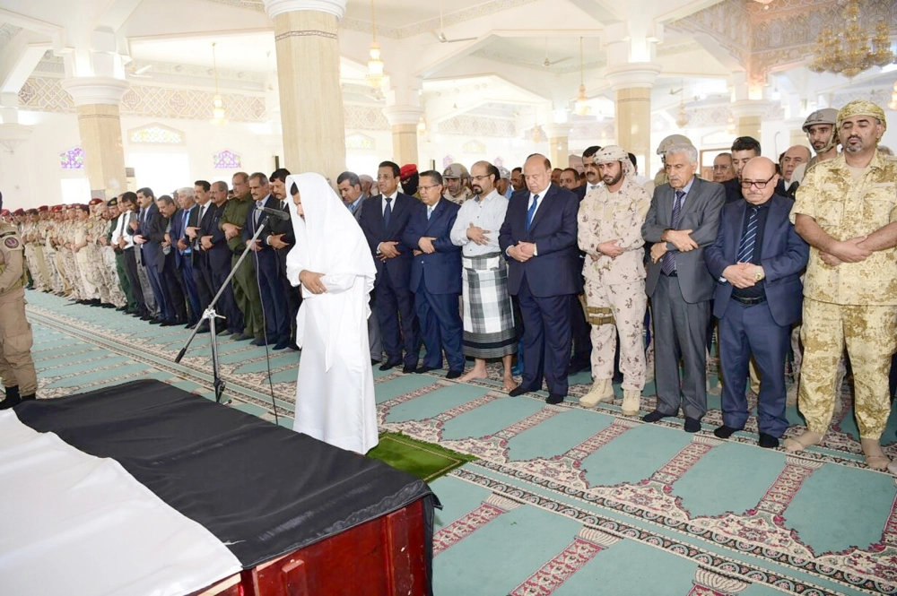 هادي يؤدي صلاة الميت على جثمان اللواء اليافعي في عدن أمس (سبأ نت)