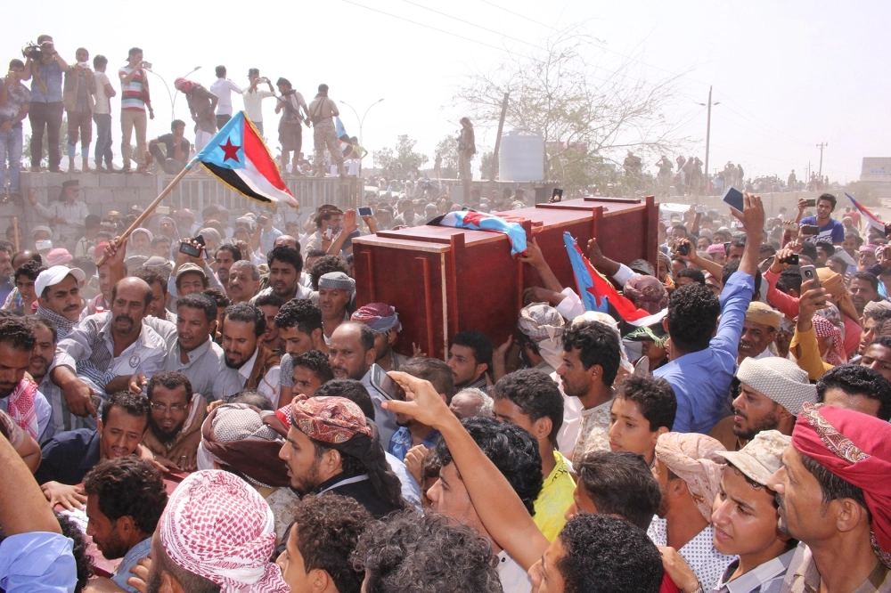 آلاف اليمنيين يشيعون جثمان اللواء اليافعي في عدن أمس                                                                                       (رويترز)