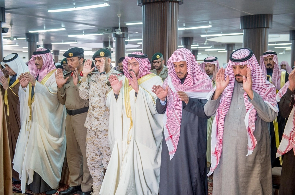 أمير القصيم يؤدي صلاة الميت على الشهيد في الرس  (واس)
