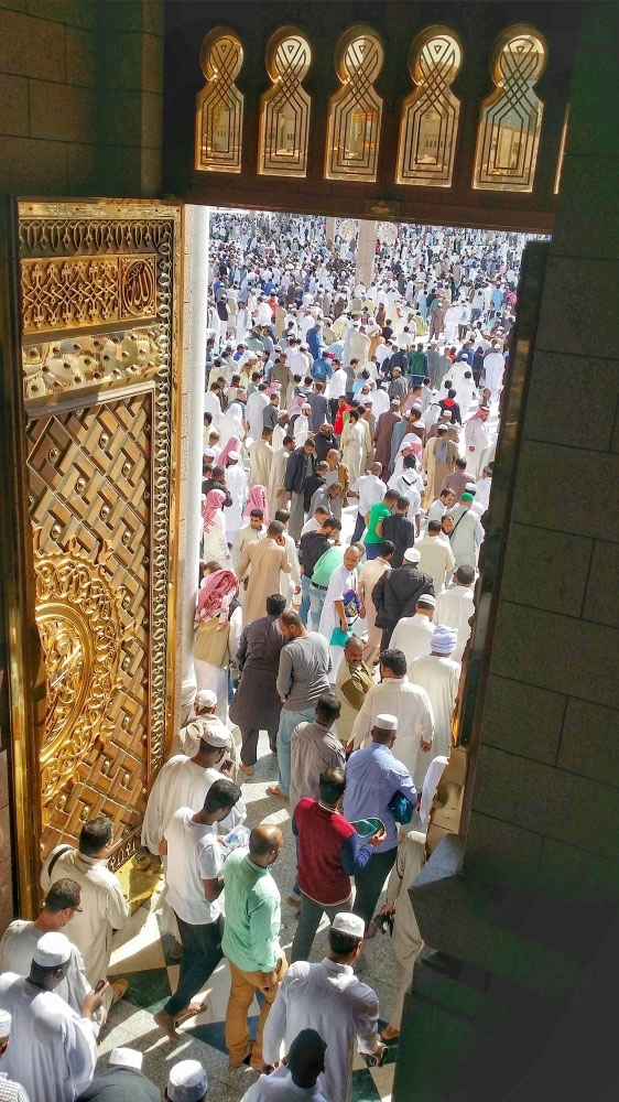 مصلون يغادرون المسجد النبوي                    (مكة)