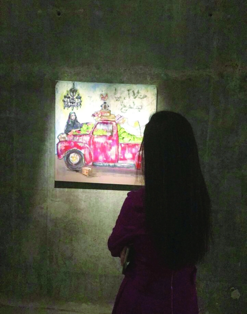 زائرة تتأمل لوحة من المعرض (مكة) 