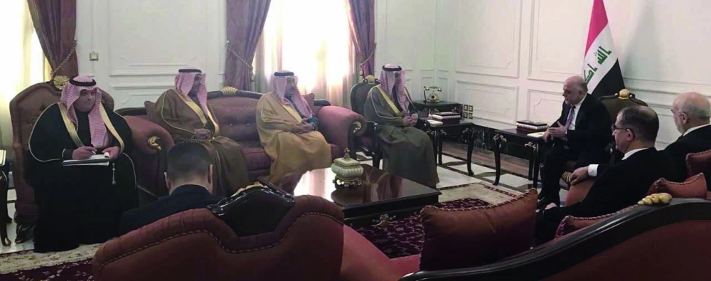 العبادي مستقبلا الجبير والوفد المرافق له في بغداد أمس (واس)