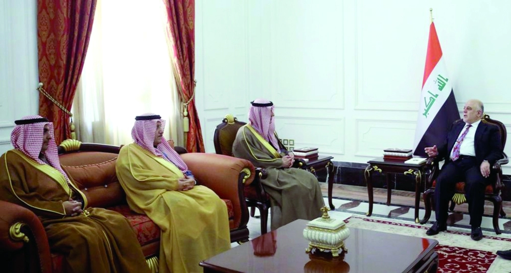 رئيس الوزراء العراقي يتحدث مع وزير الخارجية والوفد المرافق                    (إ ب أ)