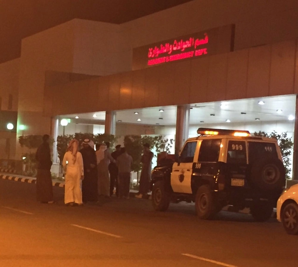 أقارب المولود والجهات الأمنية أمام المستشفى      (مكة) 