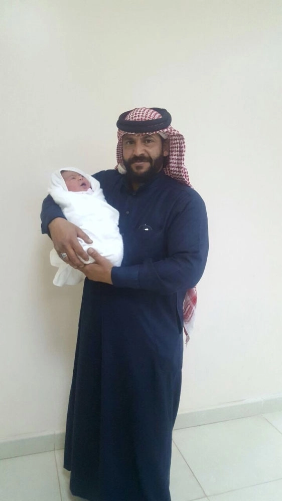 فهد العطار يحمل طفلته بعد عودتها         (مكة)