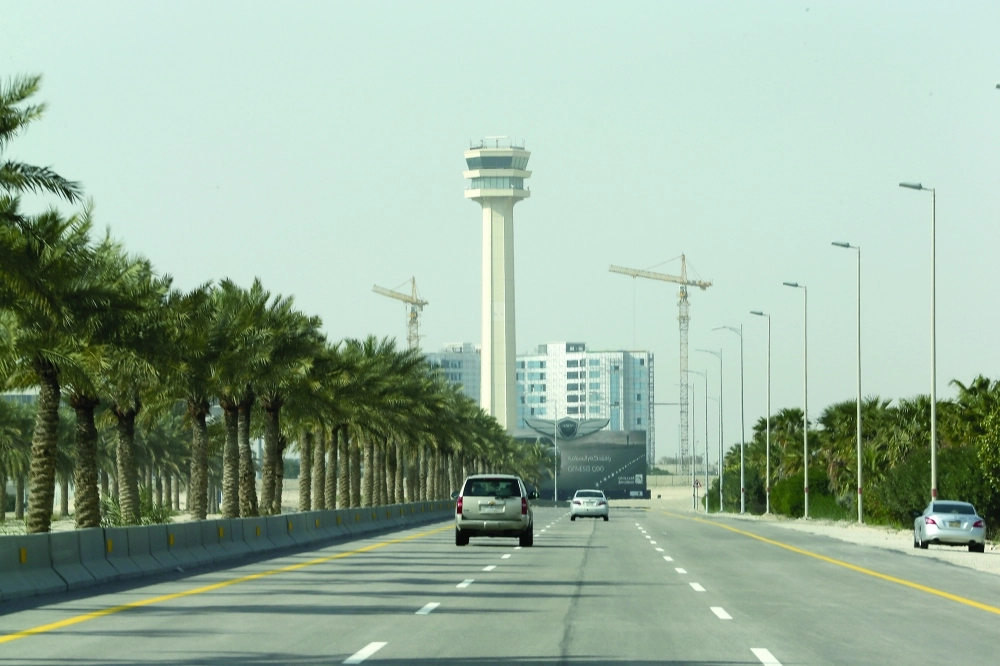 مسافرون في طريقهم إلى مطار الملك فهد الدولي (حمدان الدوسري)