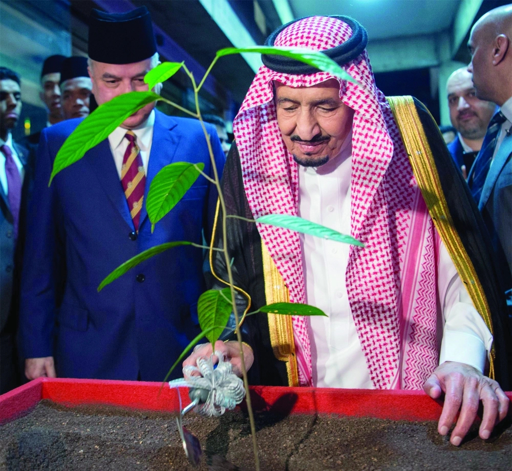الملك سلمان خلال غرس شجرة باسمه 