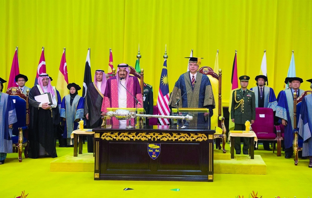 الملك سلمان خلال تسلمه شهادة الدكتوراه الفخرية من السلطان ناظرين معزالدين شاه في كوالالمبور أمس (بندر الجلعود)