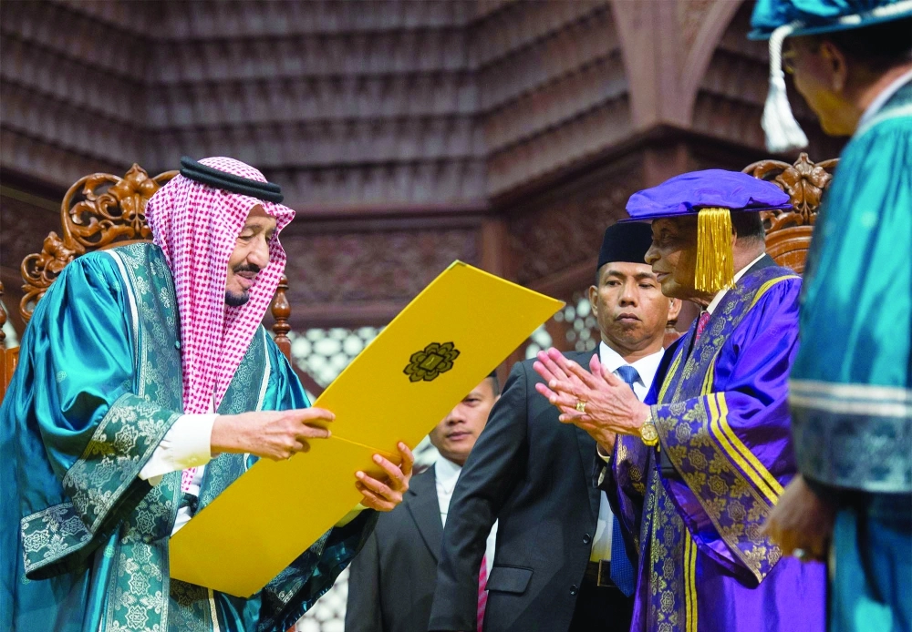 الملك سلمان خلال تسلمه الدكتوراه الفخرية وجائزة الإنجاز الفريد اللتين منحتهما له الجامعة الإسلامية العالمية في ماليزيا اليوم (بندر الجلعود)