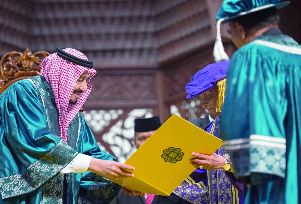الملك سلمان خلال تسلمه الدكتوراه الفخرية وجائزة الإنجاز الفريد اللتين منحتهما له الجامعة الإسلامية العالمية في ماليزيا اليوم (بندر الجلعود)