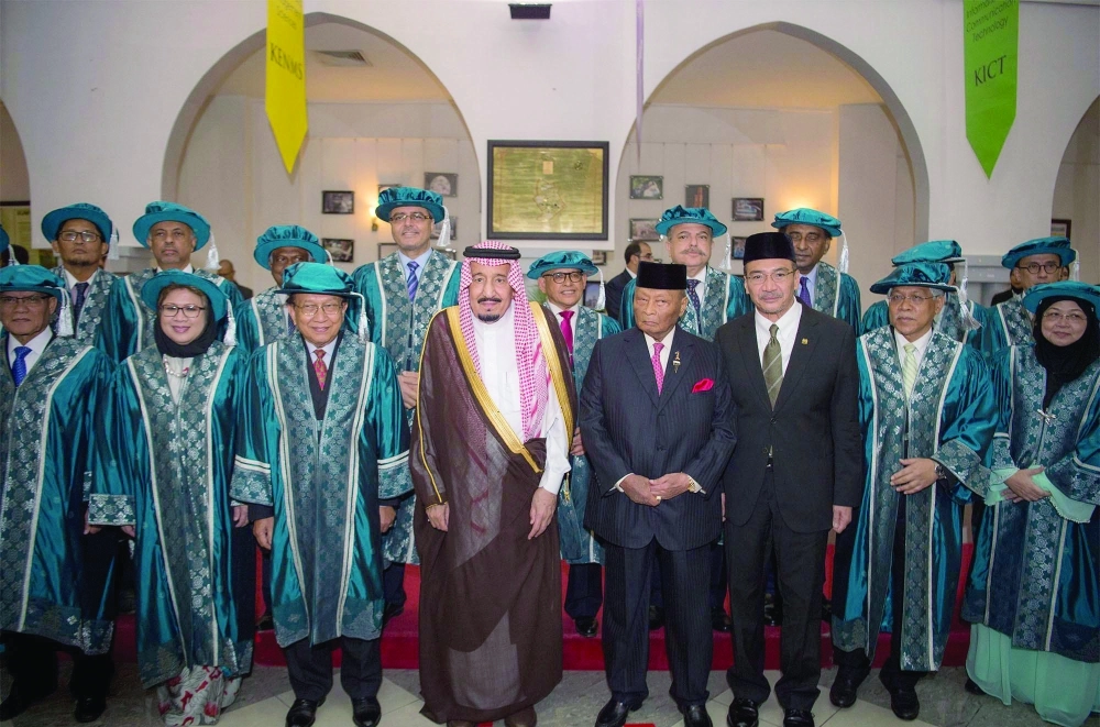 الملك سلمان متوسطا قيادات ومسؤولي الجامعة 