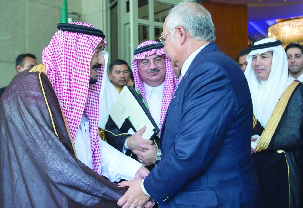 خادم الحرمين مصافحا محمد نجيب عبدالرزاق