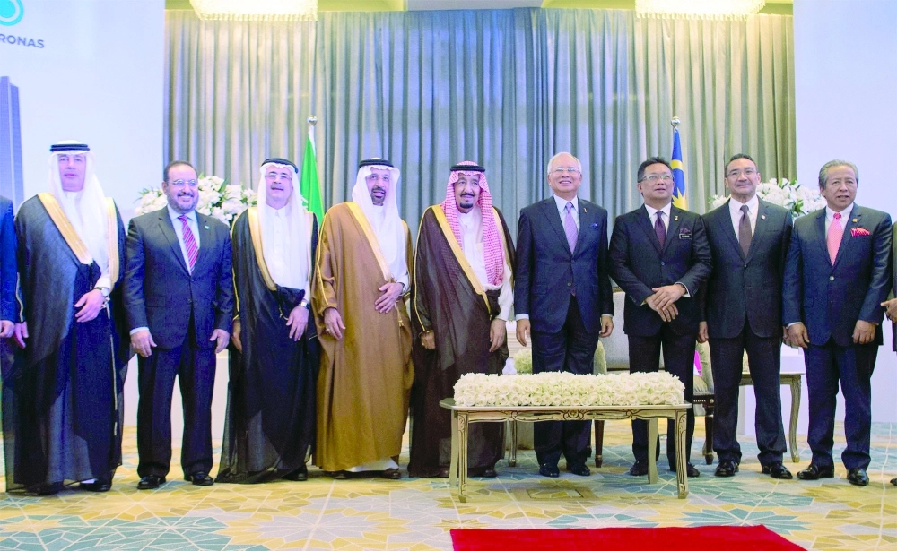 خادم الحرمين ورئيس الوزراء الماليزي في صورة تذكارية عقب التوقيع 