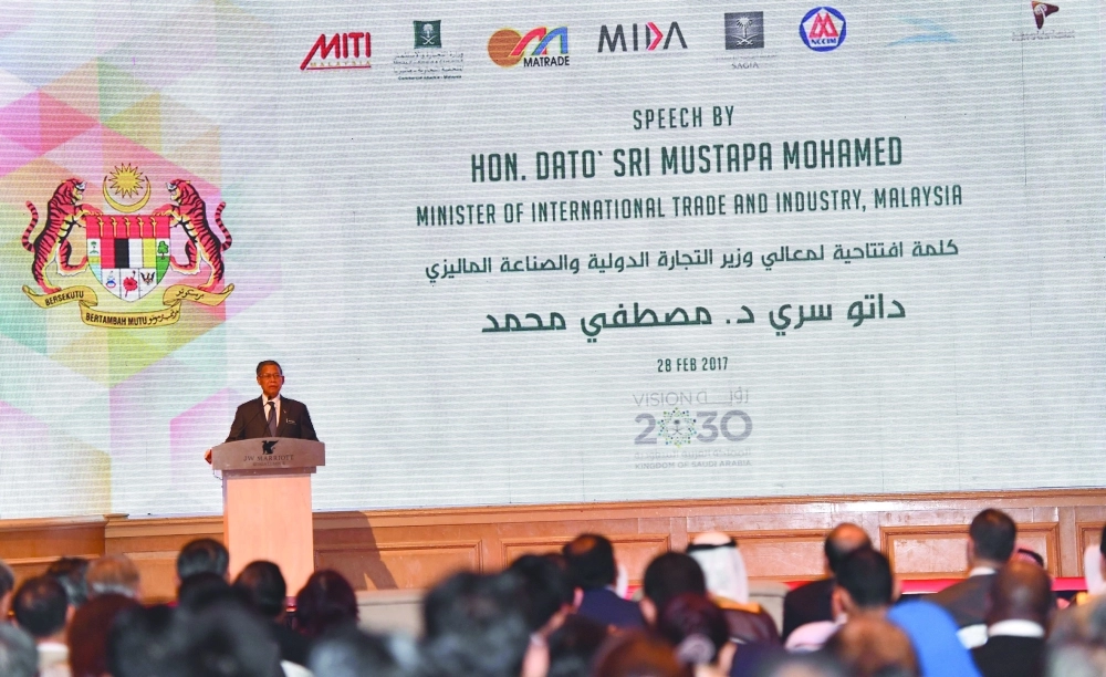 وزير التجارة الماليزي يلقي كلمته (واس)