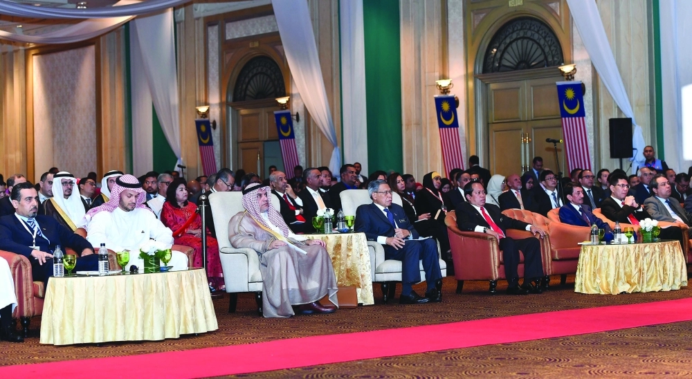 الغسان يتوسط الحضور