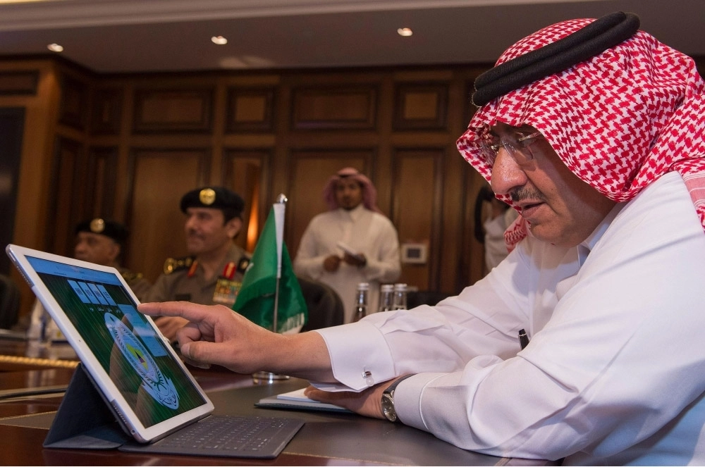 نائب خادم الحرمين مدشنا خدمة سلامة اليوم (واس)