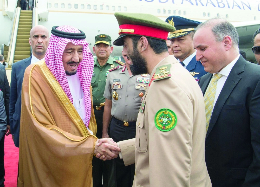 الملك سلمان مصافحا أحد مستقبليه