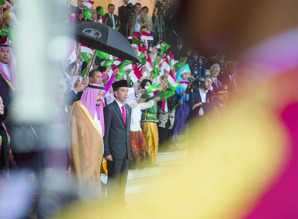 الملك سلمان والرئيس الإندونيسي خلال مراسم الاستقبال في قصر إستانة الرئاسي   (بندر الجلعود)