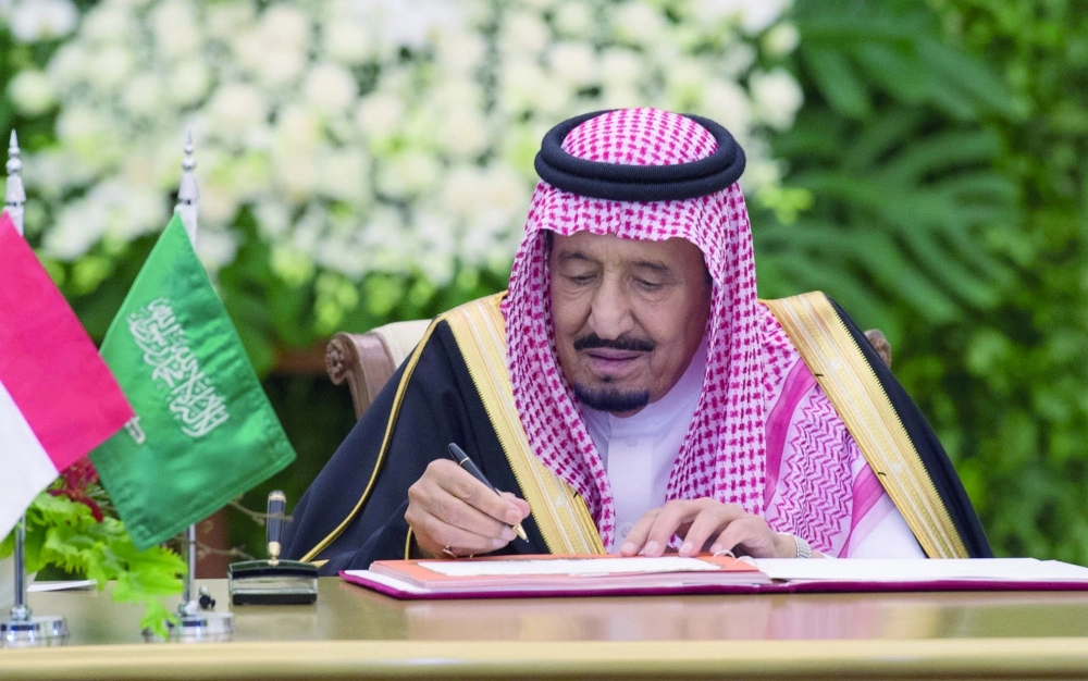 الملك سلمان موقعا في سجل الزيارات