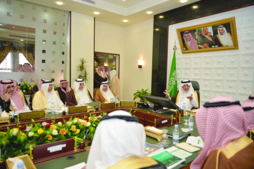 خالد الفيصل خلال الاجتماع أمس                                                   (مكة) 