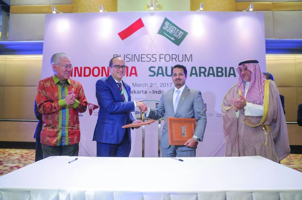 أثناء توقيع أحد الاتفاقات