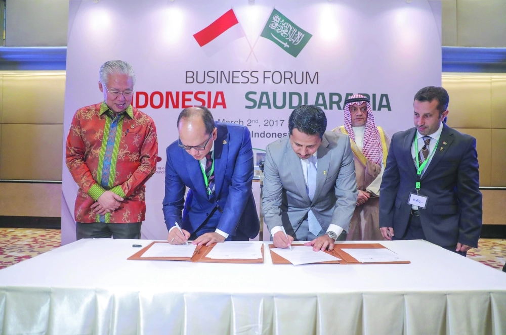 أثناء توقيع أحد الاتفاقات