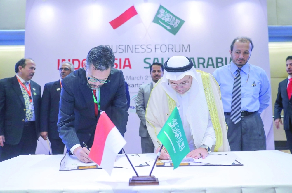 أثناء توقيع أحد الاتفاقات