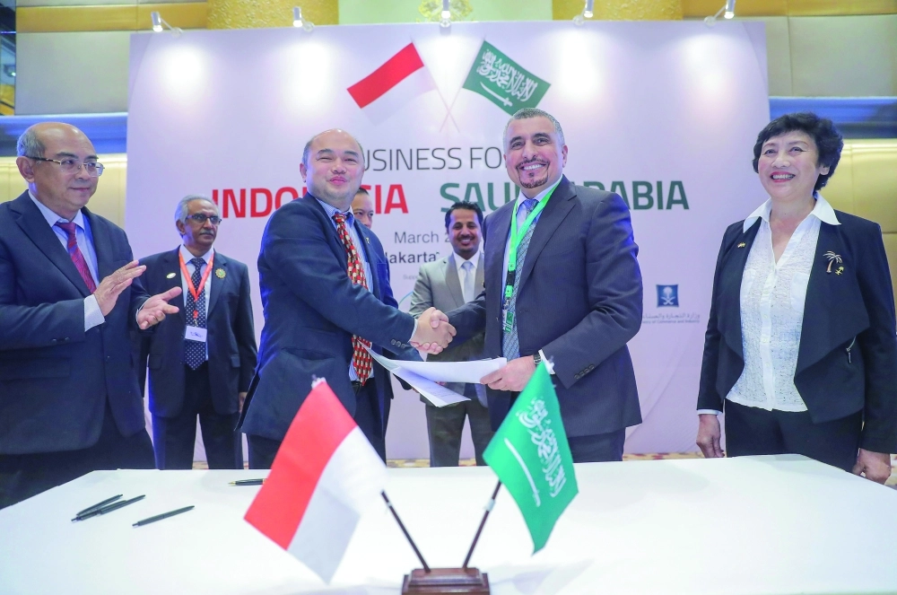 أثناء توقيع عدد من الاتفاقات