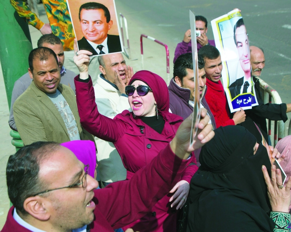 مؤيدون لمبارك يلوحون بصوره في القاهرة                      (أ ب)