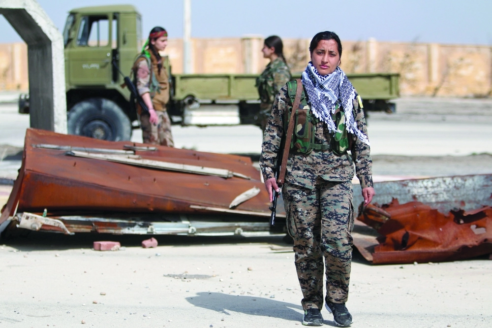 مقاتلات من قوات سورية الديمقراطية قرب الحسكة                         (رويترز)