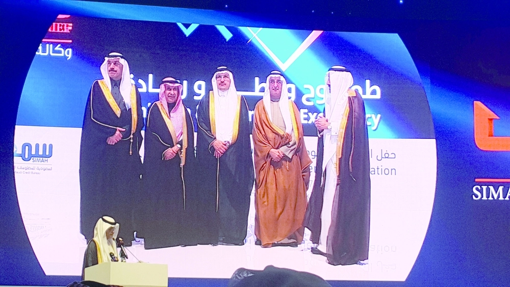 أثناء تكريم محافظي مؤسسة النقد السابقين يتوسطهم الخليفي وعلى اليمين المبارك                                                                                   (مكة)