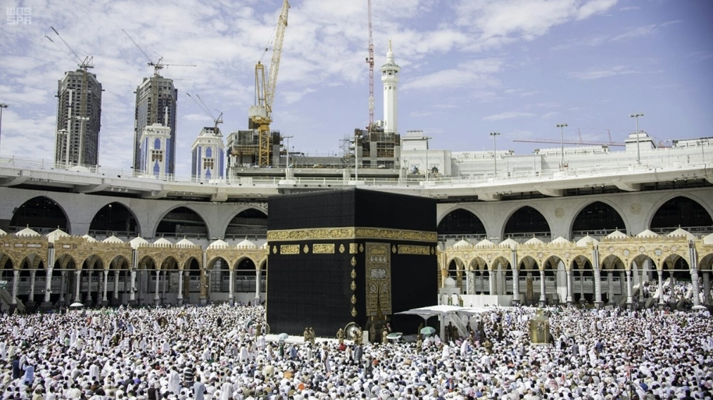 مصلون يستمعون لخطبتي الجمعة في المسجد الحرام       (مكة)