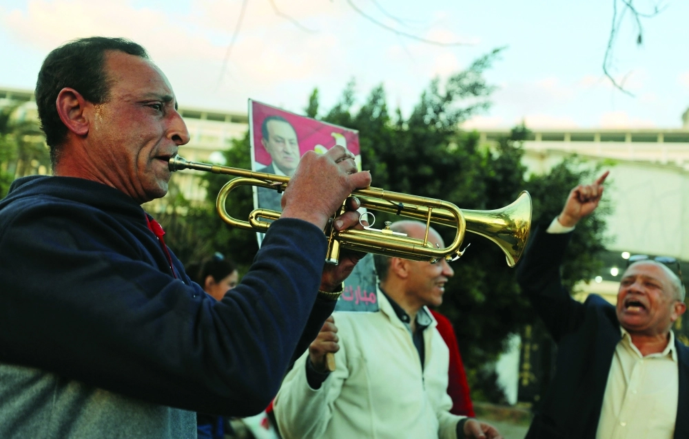 أحد أنصار مبارك يحتفل ببراءته في القاهرة              (رويترز)