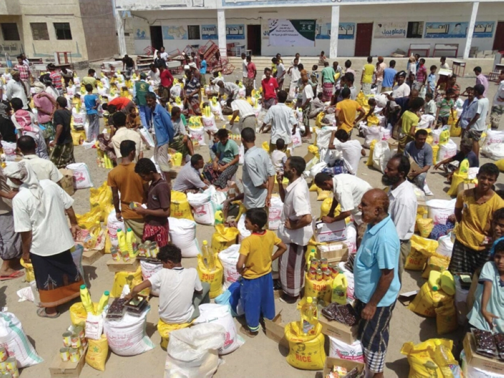 فريق مركز الملك سلمان يوزع مساعدات غذائية على اليمنيين في المخا بالساحل الغربي                                                                        (واس)