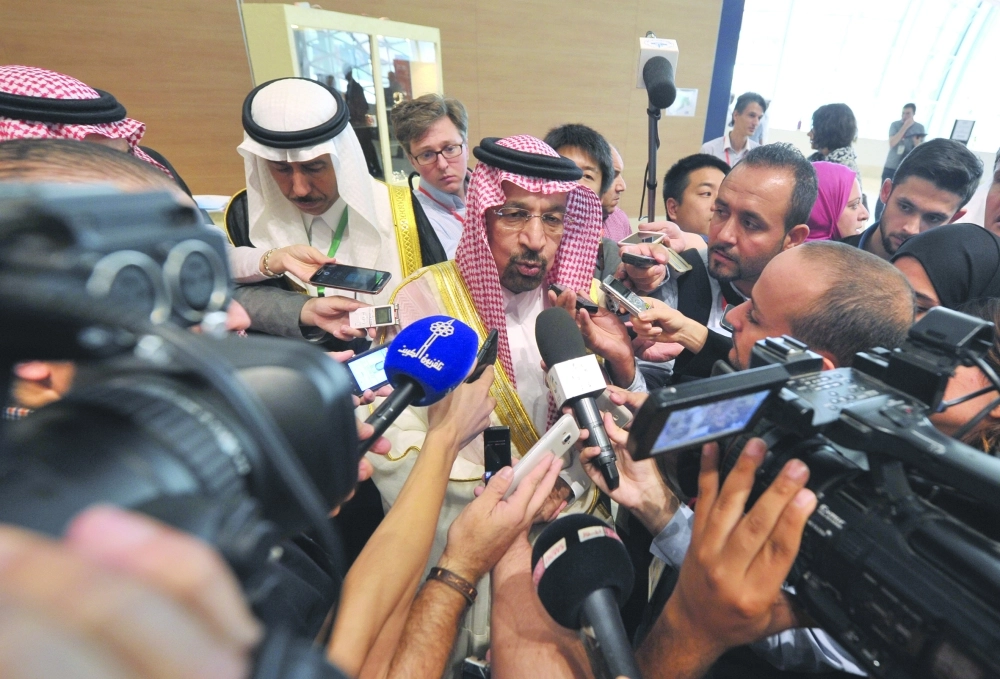 الفالح في حديث للصحفيين على هامش اجتماع الجزائر                (مكة)