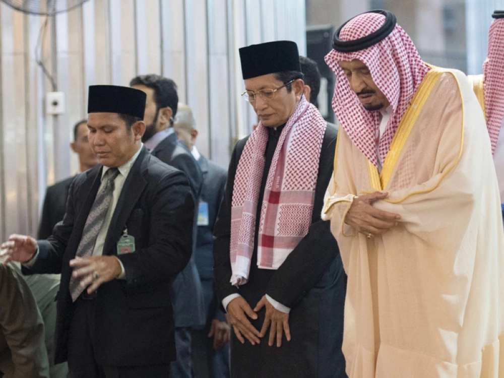 الملك سلمان مؤديا الصلاة في جامع الاستقلال بإندونيسيا (مكة)