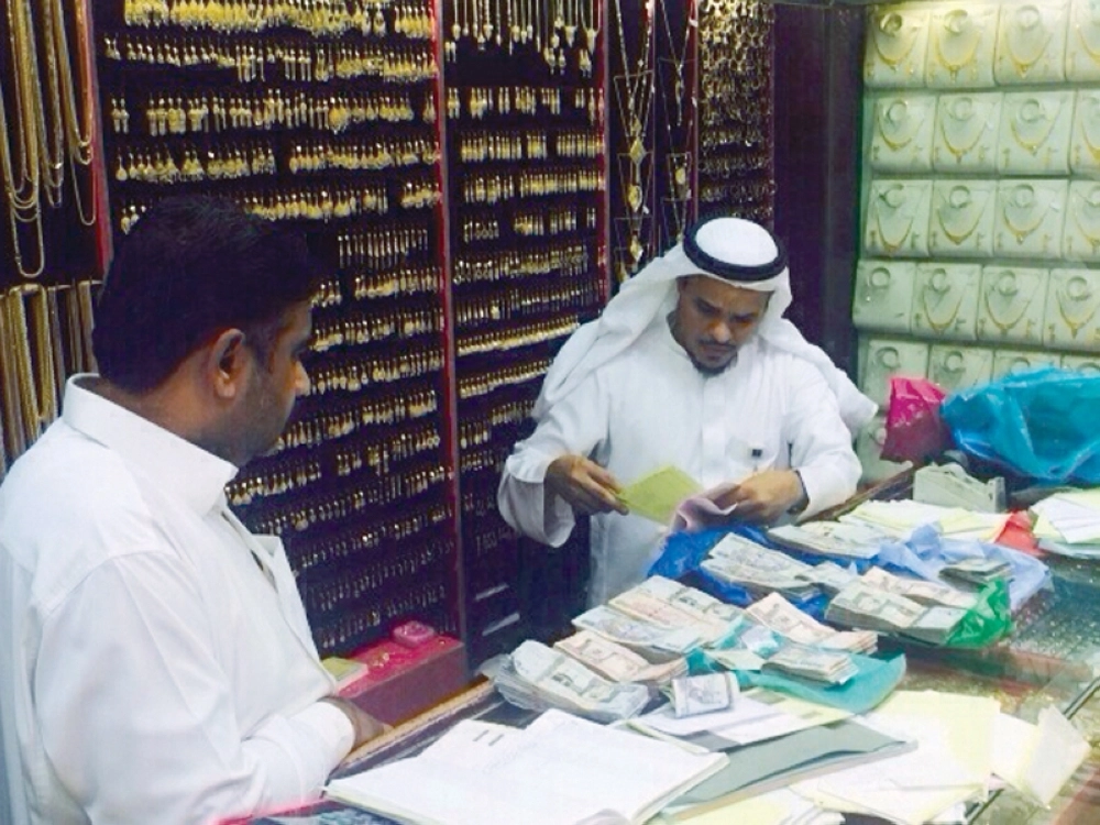 مفتش أثناء ضبط حالة تستر تجاري في محل ذهب (مكة)