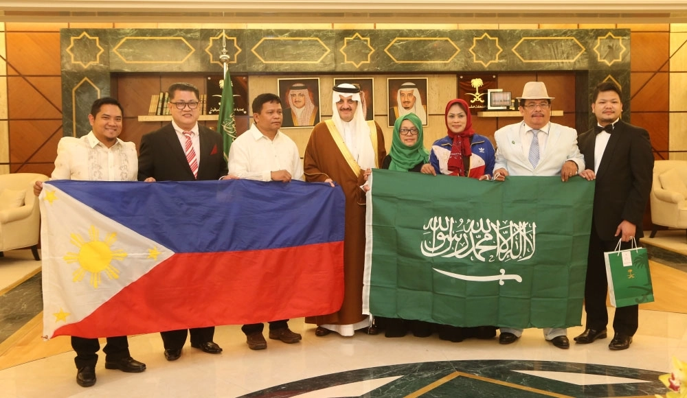 سعود بن نايف متوسطا أبناء الجالية الفلبينية   (مكة)