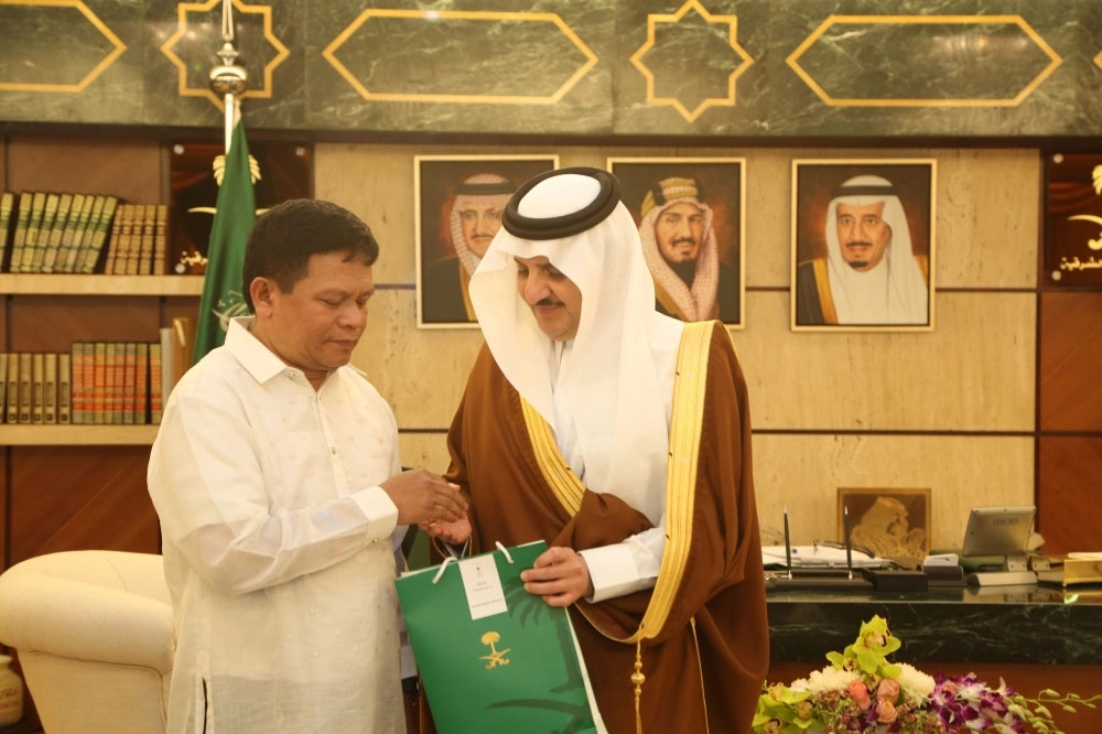 ويكرم أحد المتطوعين  (مكة)