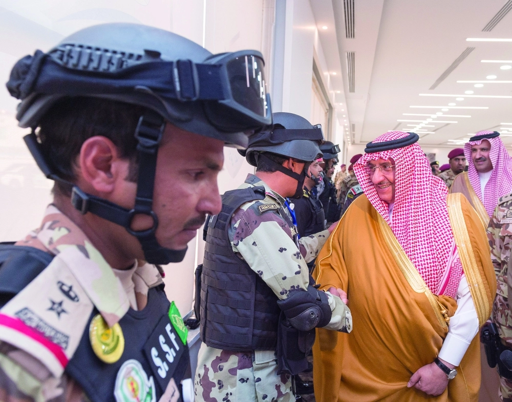 الأمير محمد بن نايف يصافح رجال الأمن لدى رعايته تمرين وطن 87 (عويد العويد)