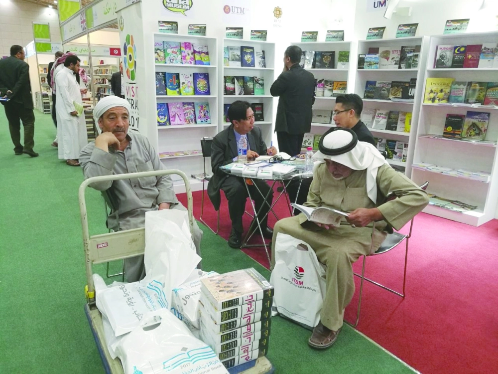 زوار المعرض يستعرضون الكتب ويتنقلون بين أركانه