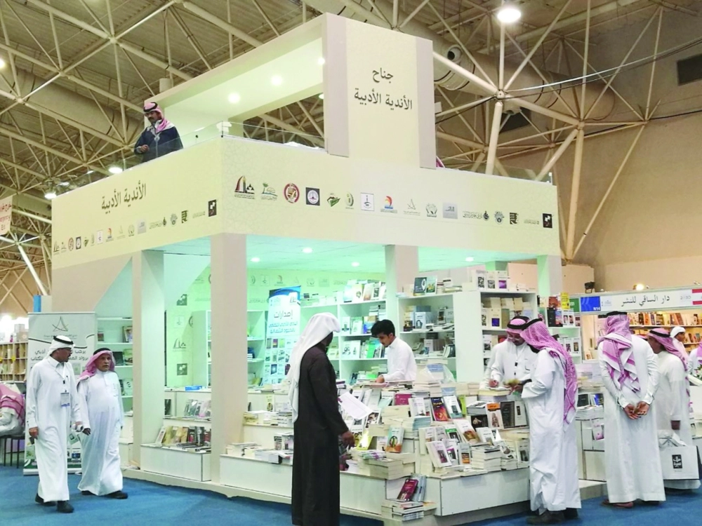 زوار المعرض يستعرضون الكتب ويتنقلون بين أركانه